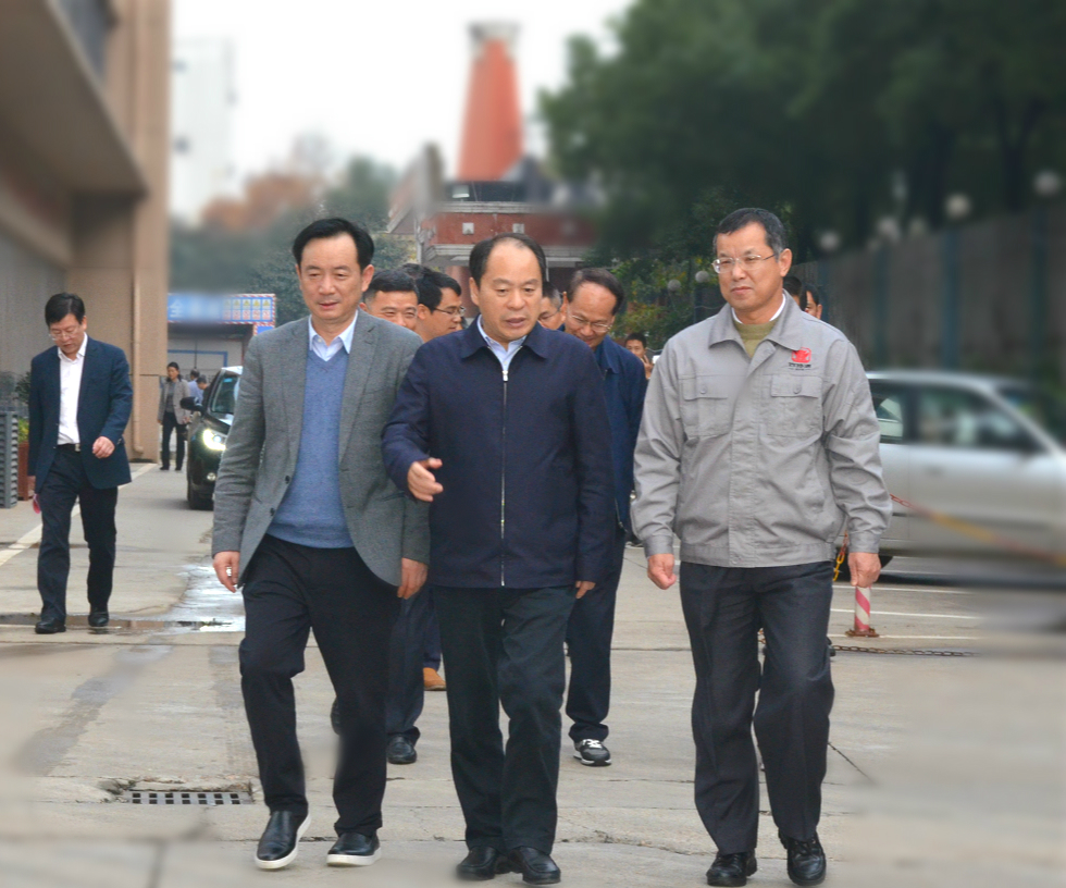 江西省工信廳黨組書記、廳長楊貴平調(diào)研參觀四特酒公司