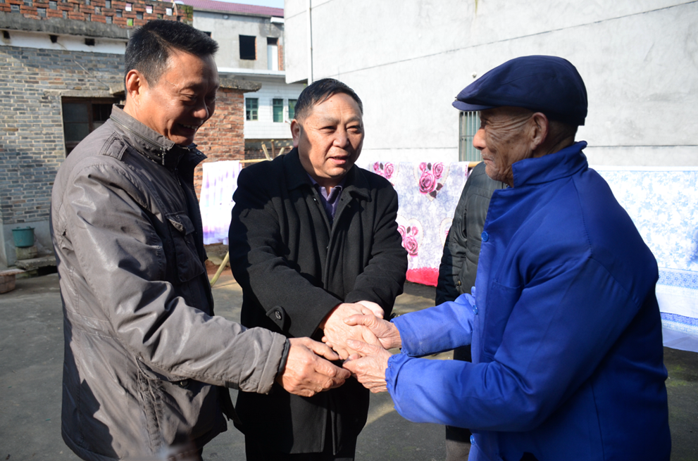 公司工會結(jié)對幫扶樟樹渡橋村委112名貧困人員